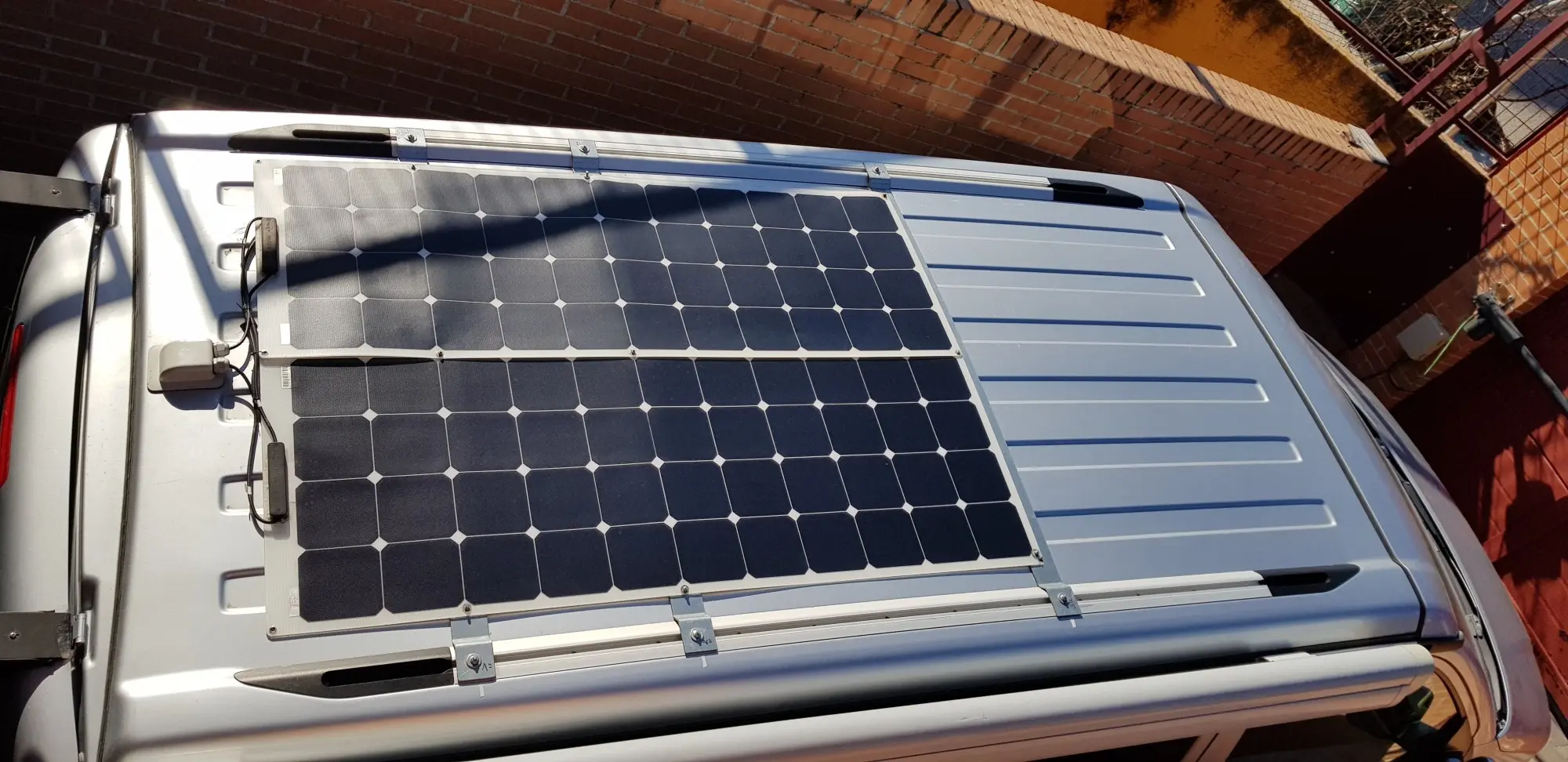 atornillar placa solar techo elevable - Cómo se alinean los paneles solares