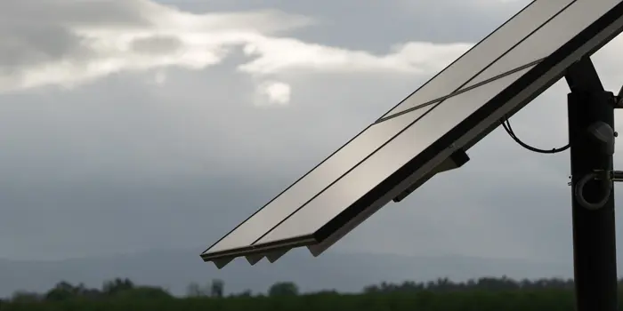 albedo de una placa solar - Cuánto produce una placa solar en un día nublado