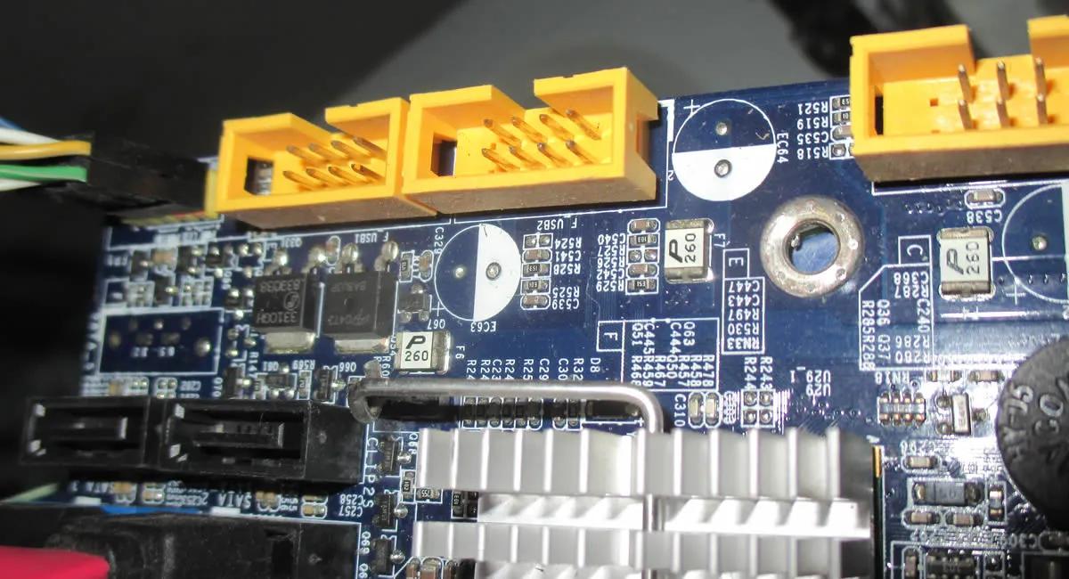 la placa solo trae un conector usb - Dónde van conectados los puertos USB en la placa