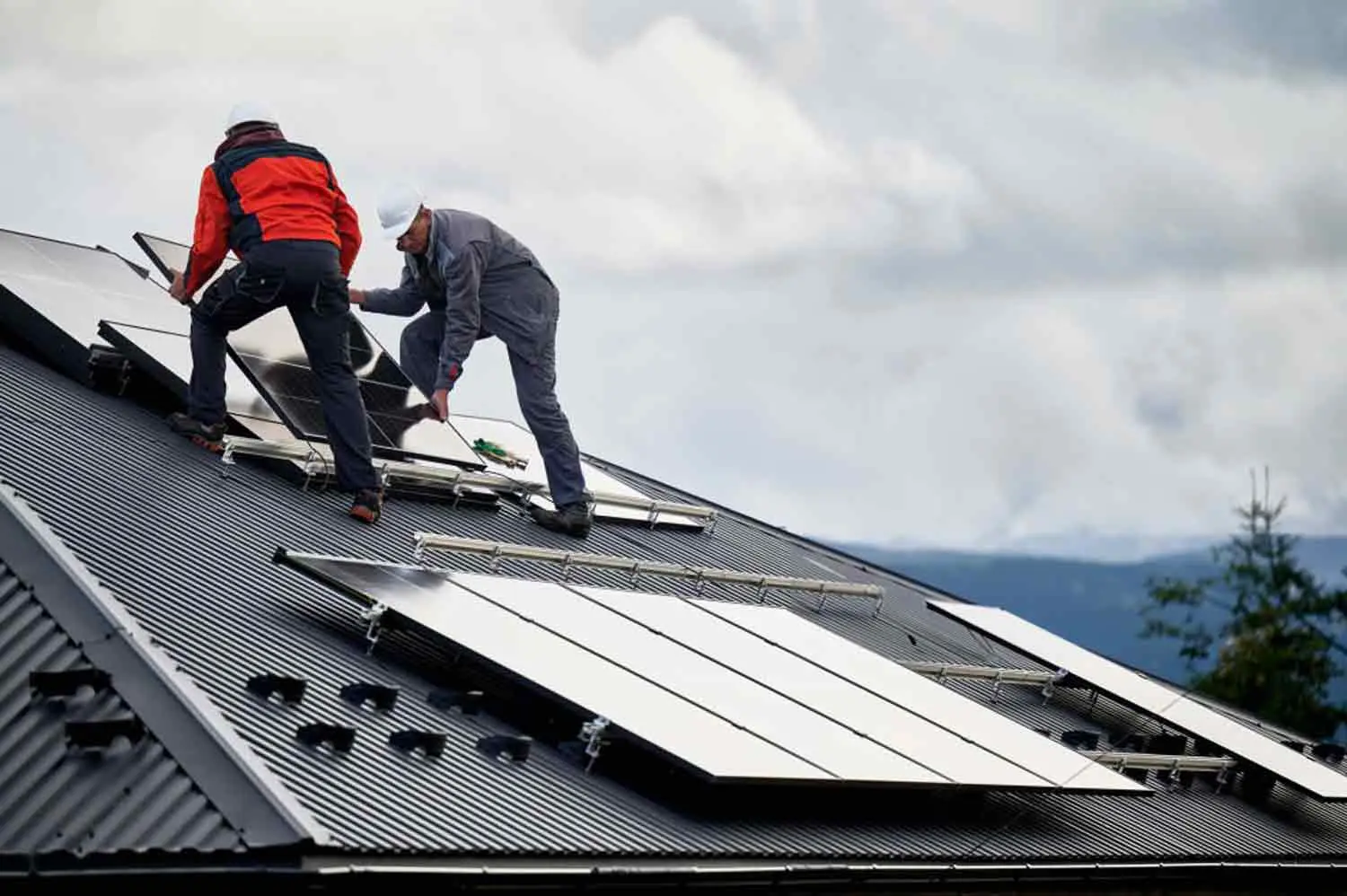 ¿Puedo instalar mis propios paneles solares? - Is it illegal to install your own solar panels in UK can i fit my own solar panels - Is it illegal to install your own solar panels in UK