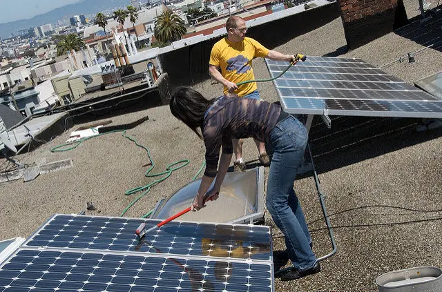 ¿Puedes limpiar los paneles solares a presión? - Is it OK to squeegee solar panels can you pressure clean solar panels - Is it OK to squeegee solar panels