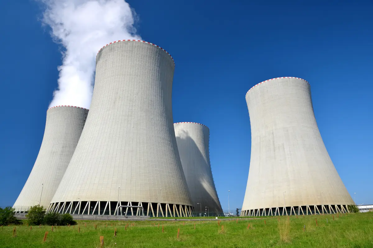 energía nuclear vs energías renovables - Qué es mejor la energía solar o la nuclear
