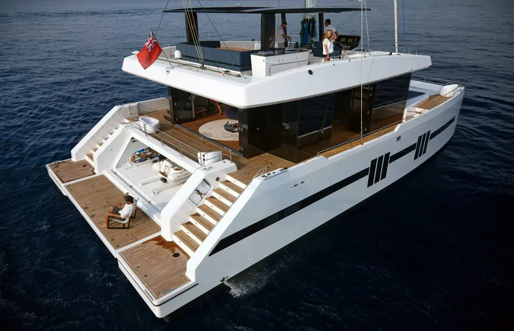 catamaran con energia solar - Qué es mejor un catamarán o un yate