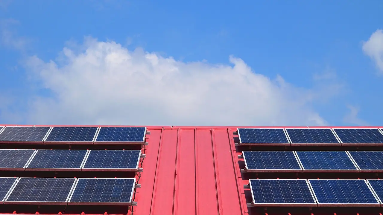 ministerio de industrio obligación de placa solar acs - Qué normativa regula el mantenimiento de las instalaciones térmicas en edificios