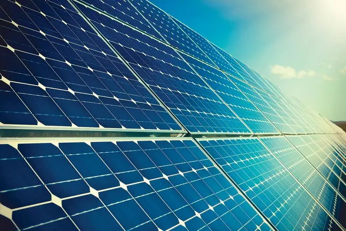 eficiencia maxima de un panel solar de silicio - Qué porcentaje de rendimiento tiene el silicio amorfo