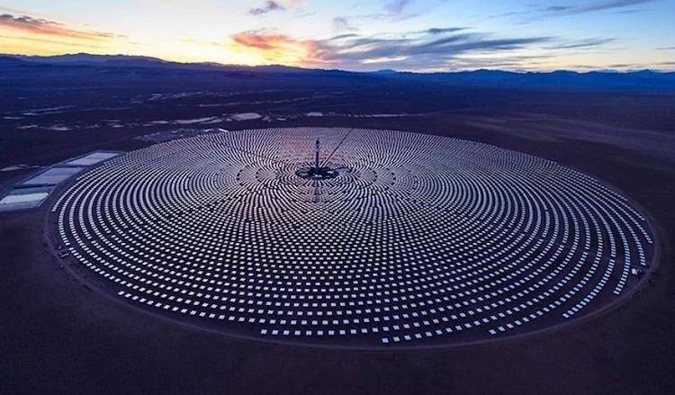 crescent dunes solar energy project status - What is the tower outside of Tonopah